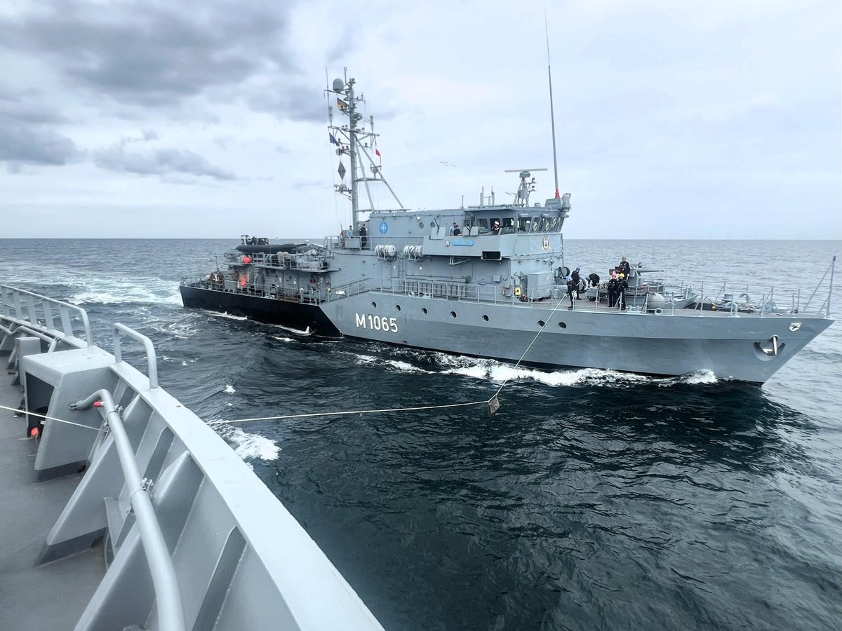 NATO_MARCOM's tweet image. Busy day at sea for LVNS Virsaitis (A53) ๐ฑ๐ป and FGS Dillingen (M1065) ๐ฉ๐ช, part of SNMCMG1. From Replenishment-at-sea to a fire drill to a medical scenario. Training builds NATO readiness & maritime interoperability #WeAreNATO