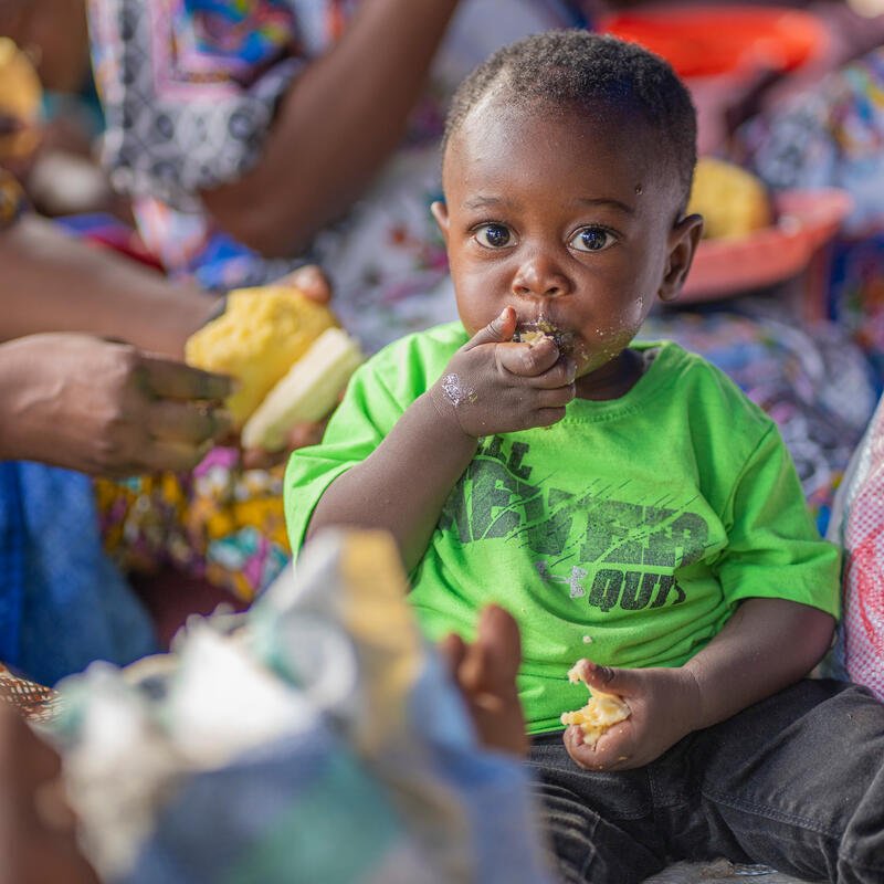 WFP_Arabic's tweet image. "دعم برنامج الأغذية العالمي يخفف الضغط، ويكمل القليل الذي لدينا."
ويفين هي واحدة من أكثر من 5 ملايين شخص تم تهجيرهم بسبب النزاع في شمال شرق جمهورية #الكونغو الديمقراطية. بفضل مساعدة البرنامج وتدريب التغذية، تقوم بإعادة بناء حياتها وتتعلم كيفية طهي وجبات صحية لعائلتها.