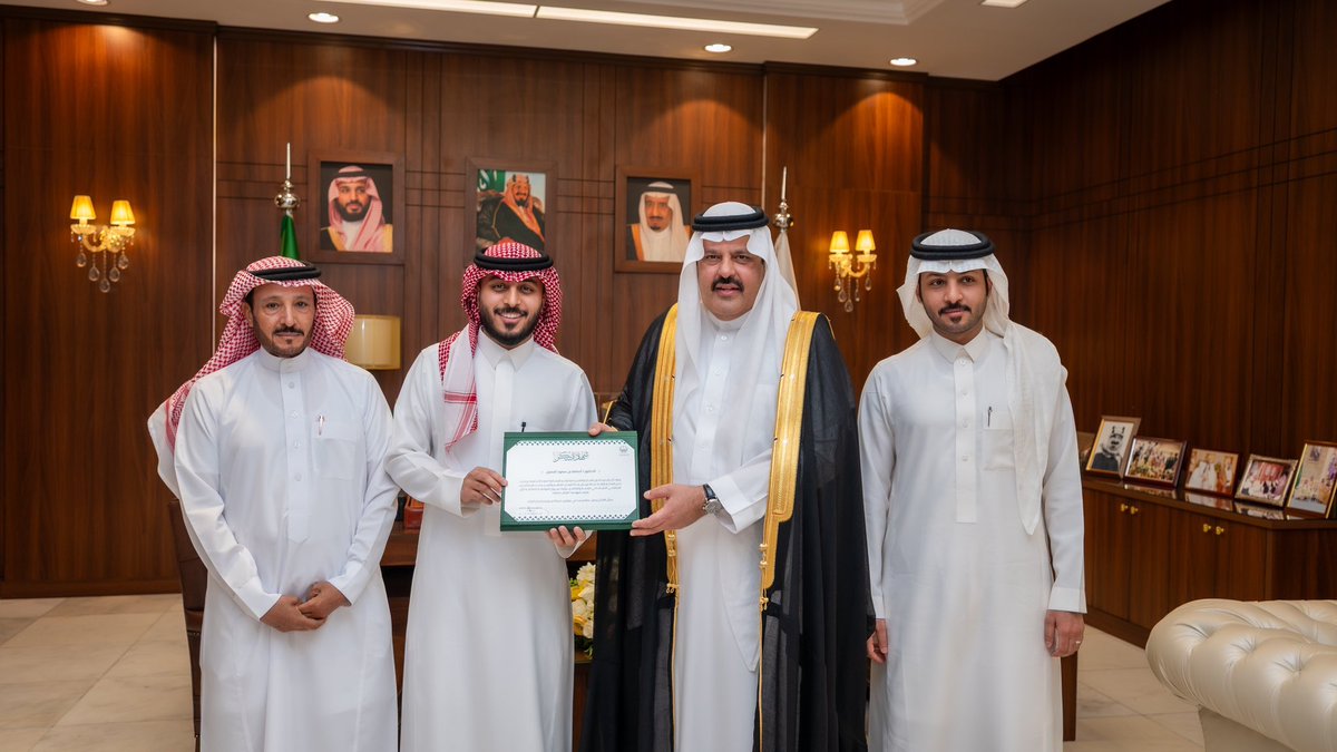 سمو #أمير_منطقة_حائل يستقبل د.أسامة بن سعود الجميل استشاري طوارئ مستشفى الملك خالد بحائل الذي تبرع بجزء من كبده لطفلة مريضة ويكرمه سموه بحضور مدير عام فرع وزارة الصحة بالمنطقة والرئيس التنفيذي لتجمع حائل الصحي ووالده مثمناً سموه هذا العمل الإنساني سائلاً الله له وللطفلة التوفيق.