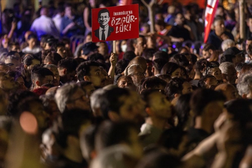 IFEX's tweet image. #Turkey 🇹🇷 Ekrem İmamoğlu, the opposition's presidential candidate, was sentenced to a total of 14 months in prison on charges of making threats and insulting a public official, reports @bianet_eng. He has been in pre-trial detention since March. buff.ly/vTTQuZq