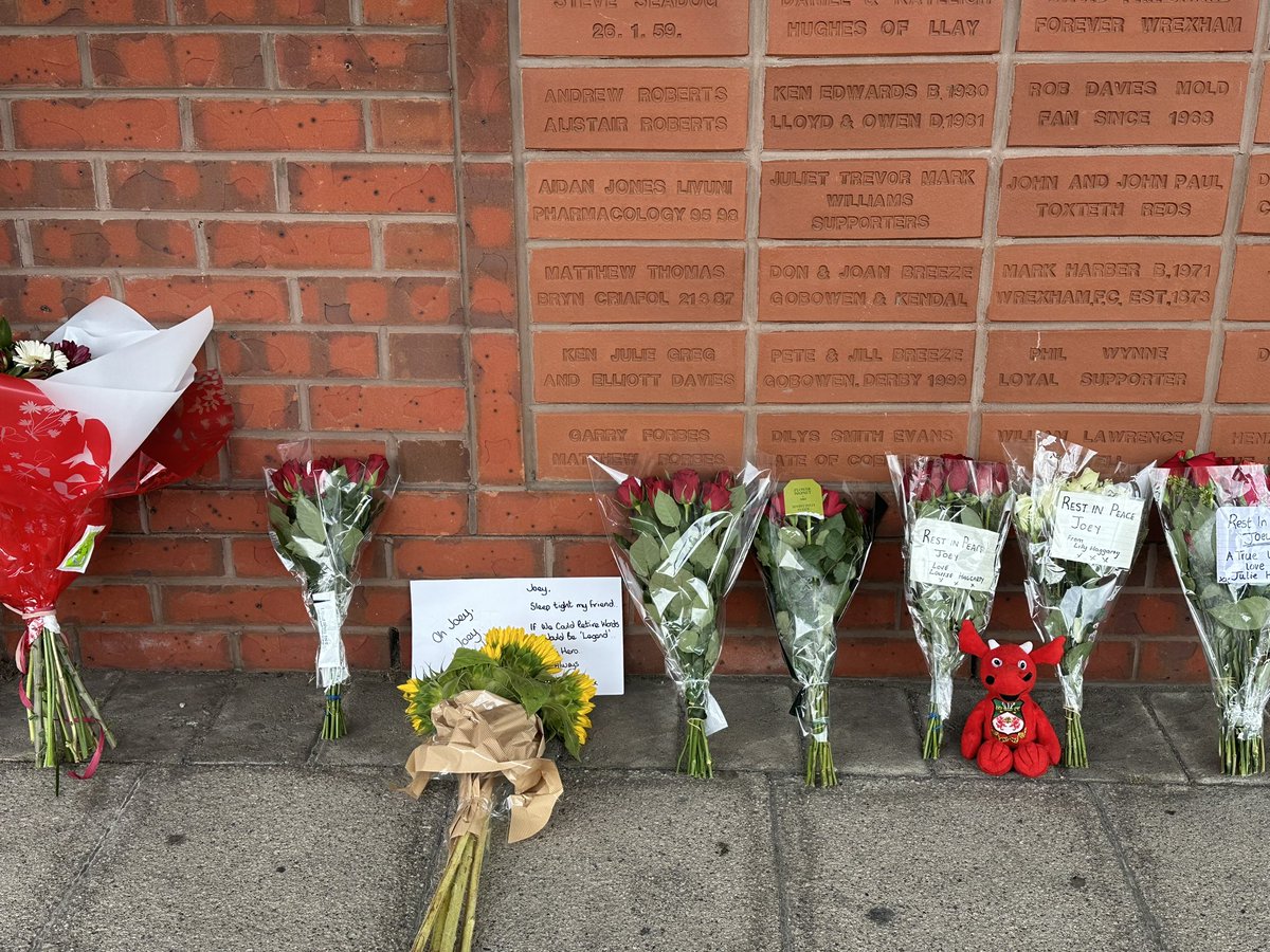 WxmAFCfanzone's tweet image. Tributes for Joey on Mold Road.