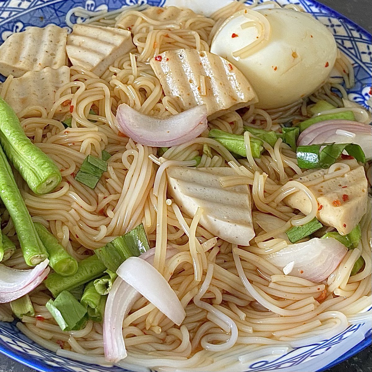 ลองซื้อยำขนมจีนจากเซเว่น ทำง่ายมากกก แค่ลวกเส้นขนมจีนแล้วยำเลย🤣 น้ำยำปลาร้าแซ่บอยู่เด้อ ใครชอบกินเผ็ดๆ แนะนำเลย ชุดนี้แค่ 59.- บาทเอง ไปลองกันค่าาา #อร่อยบอกต่อ