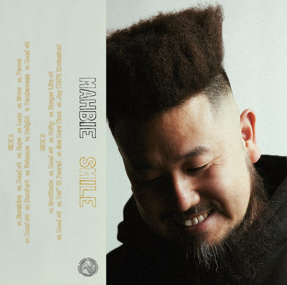 【NEWS】MAHBIE、新作『SMILE』を〈ODD TAPE Duplication〉よりカセットテープでリリース

日々のささやかな瞬間に、静かに寄り添う全20トラックのビートダイアリー spincoaster.com/news/mahbie-sm… <a href="/mahbieman/">MAHBIE</a>