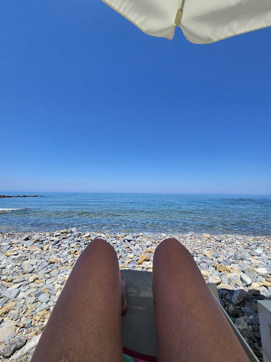 annaJones980's tweet image. Lunchtime views… everyone’s gone in to eat, and I’ve got the sea all to myself.
#BeachLife #Winning 🌊