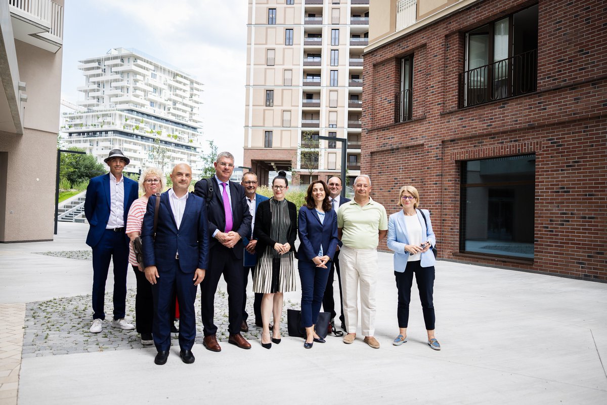 EIB's tweet image. 🏠Yesterday, we hosted the @Europarl_EN HOUS Committee in Vienna.
MEPs visited EIB-Erste Bank financed affordable housing projects in Nordbahnviertel, part of our €1.5bn investment supporting innovation, renovation & new homes.
Together, we’re tackling Europe’s housing crisis.
