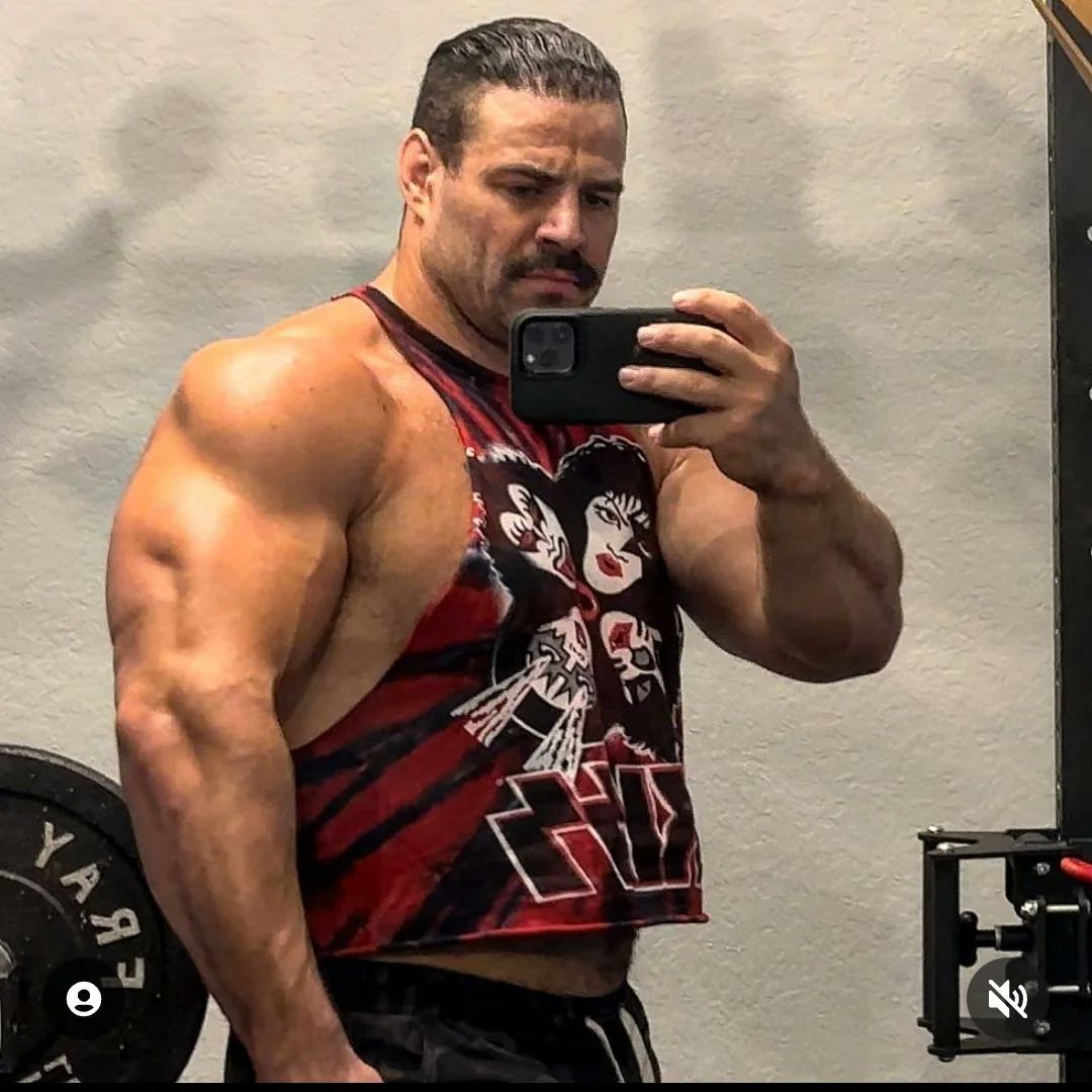 aestheticprimal's tweet image. drinking lots of milk is one of the ways you become an anabolic monster
Leucine is the most potent amino acid when it comes to upregulating mTOR
and inhibits Myostatin at high doses