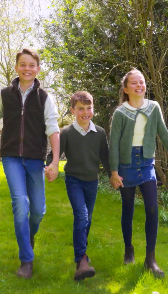 Canellelabelle's tweet photo. 2022 ➡️ 2025
3 years in between these shots and the Next generation of Windsor Royals are Growing Up in Windsor😍
     Prince William and Catherine are dedicated Parents who have mastered the Art of protecting their children's privacy all the while, they grow up in the Highest profile spotlight❤️
   Not a small fit👌
#PrinceandPrincessofWales
