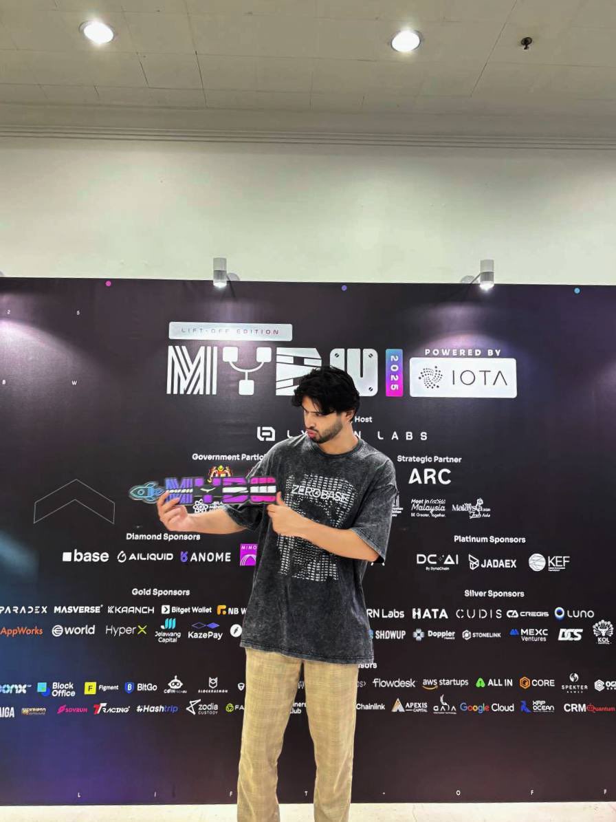 asil_beck's tweet image. Went to #MYBW2025 for the tech. Stayed for the people.
Also… wore my lucky @zerobasezk shirt, so obviously the alpha found me. 🧠✨