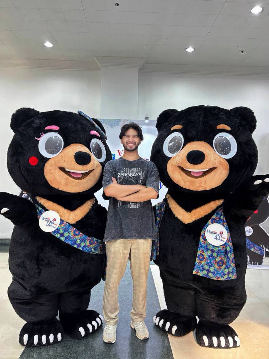 asil_beck's tweet image. Went to #MYBW2025 for the tech. Stayed for the people.
Also… wore my lucky @zerobasezk shirt, so obviously the alpha found me. 🧠✨