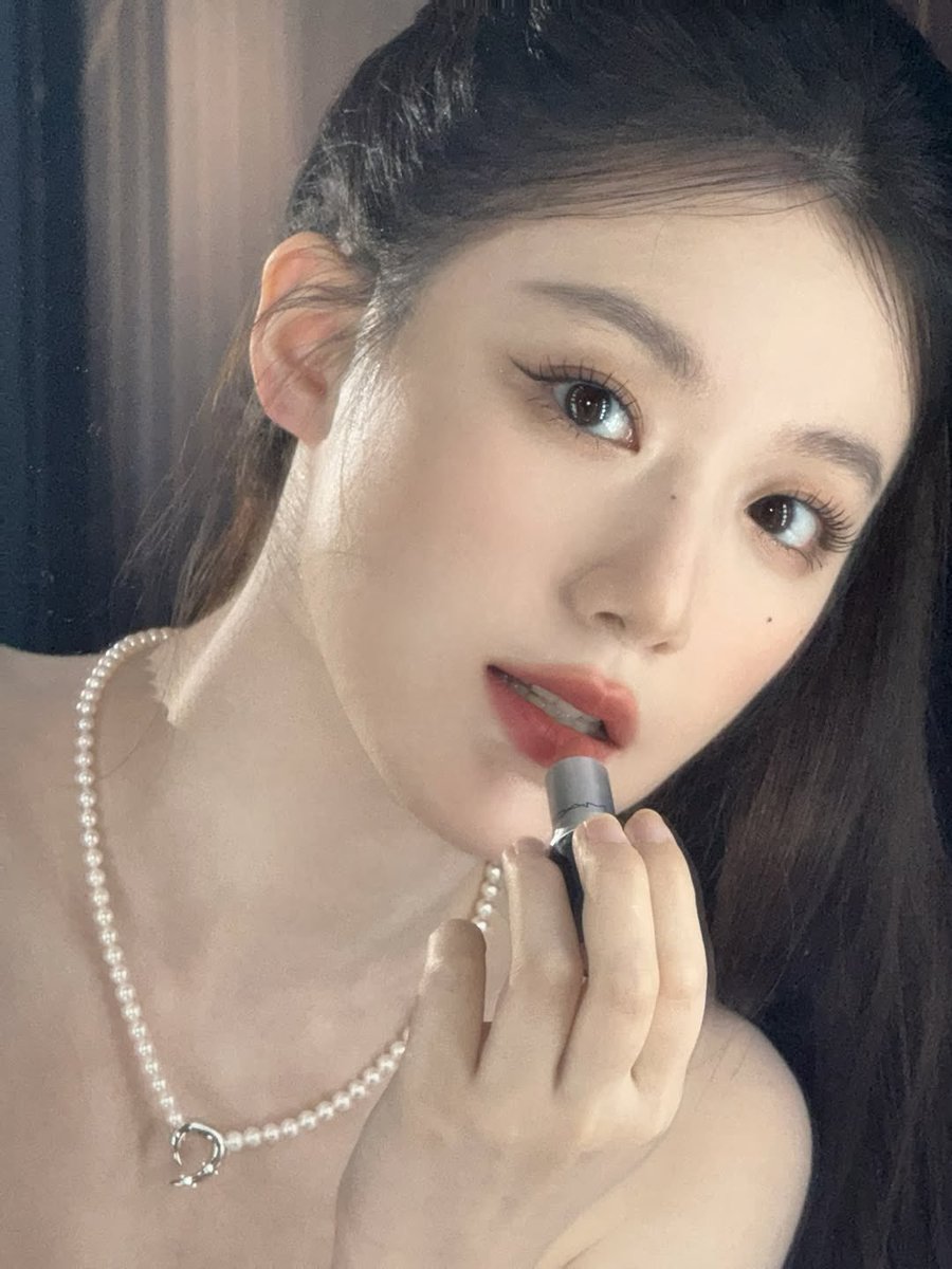 cIeopatera's tweet photo. 💄💋 https://t.co/cwfEXpOCC2