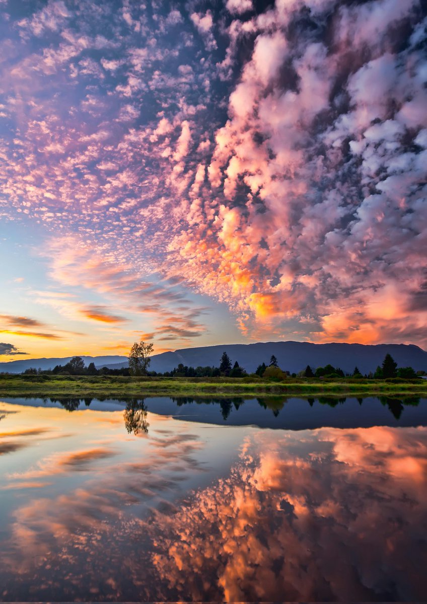 LoveSongs4Peace's tweet image. 'Morning has broken' into the lower cumulus clouds already, making a beautiful mirror on the serene lake ๐ฅ๏ธ ๐ฆ ๐ช