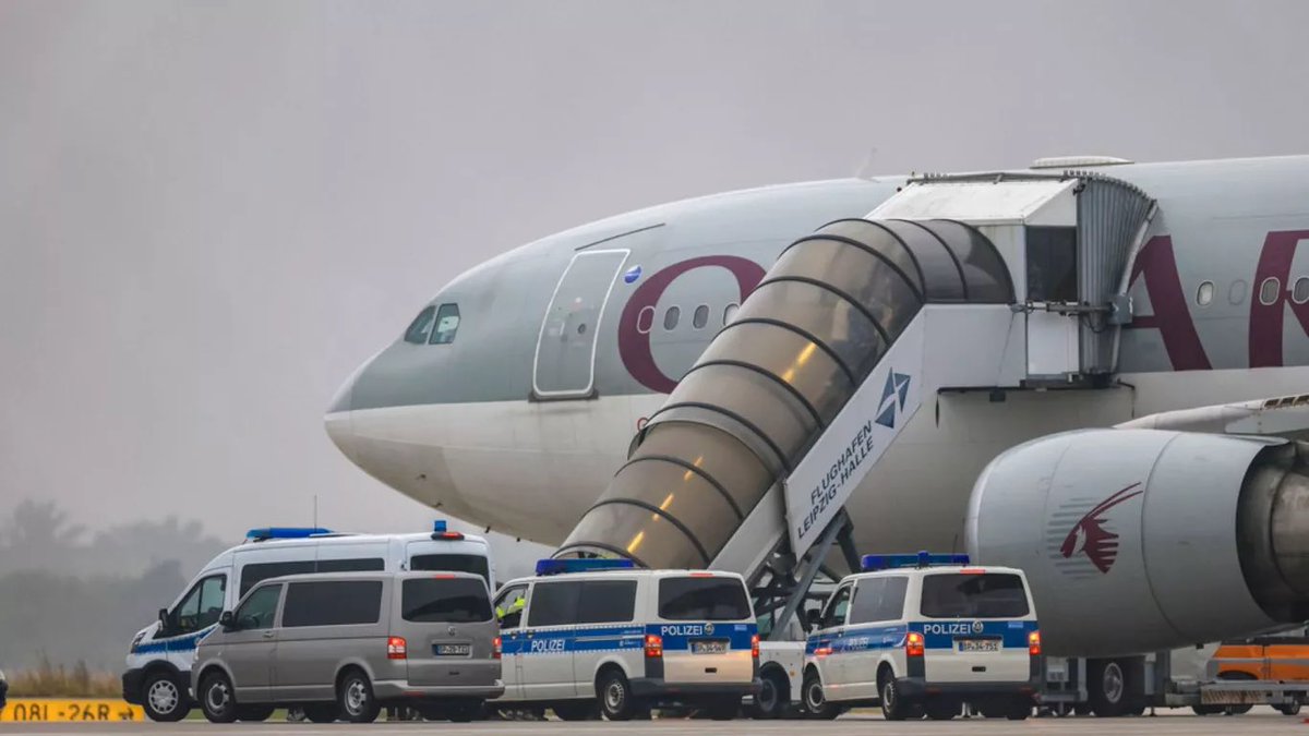 HJB_News__'s tweet image. Germany deports 81 Afghan nationals under tougher migration policy.
“These are Afghan men who are legally required to leave the country and who have a criminal records and a danger to public safety”. the ministry said, according to local media.