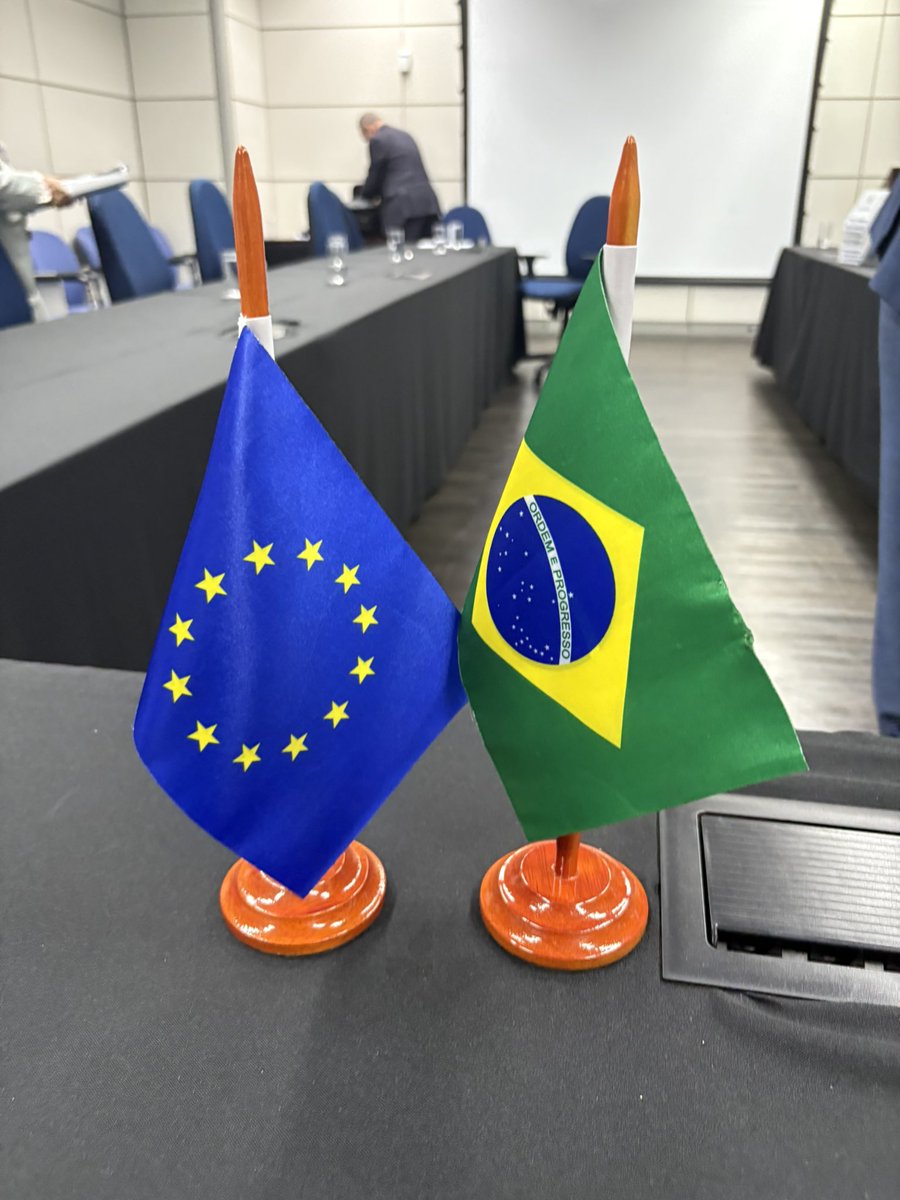 ManonAubryFr's tweet image. 1ère étape de ma mission parlementaire au Brésil : rencontre avec le ministre 🇧🇷 du travail.
Je lui fais part de mes vives préoccupations quant à la dégradation des conditions des travailleurs qu'entraînera l'accord UE-Mercosur.
+ de libre échange c'est + de dumping social !