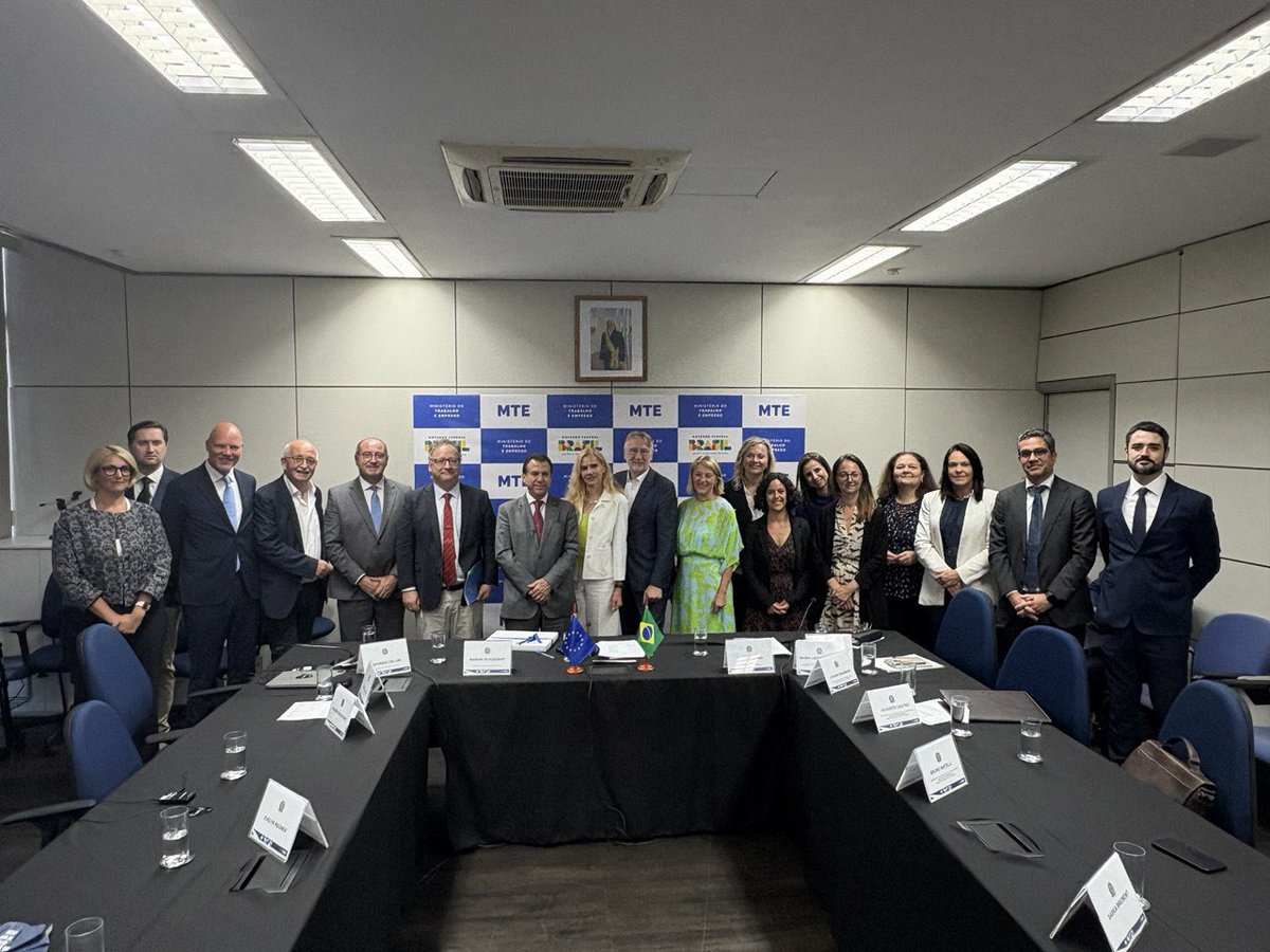 ManonAubryFr's tweet image. 1ère étape de ma mission parlementaire au Brésil : rencontre avec le ministre 🇧🇷 du travail.
Je lui fais part de mes vives préoccupations quant à la dégradation des conditions des travailleurs qu'entraînera l'accord UE-Mercosur.
+ de libre échange c'est + de dumping social !