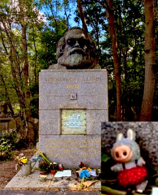 CapaMag's tweet image. ⭕️ Londra’daki Highgate Mezarlığı’nda Karl Marx anıtına bırakılan popüler ‘Labubu’ bebeği sosyal medyada gündem oldu. 

📌X’te paylaşılan fotoğraf binlerce etkileşim alırken, bazıları bunu “kapitalizme gönderme” olarak, bazıları ise “anıta saygısızlık” olarak değerlendirdi.