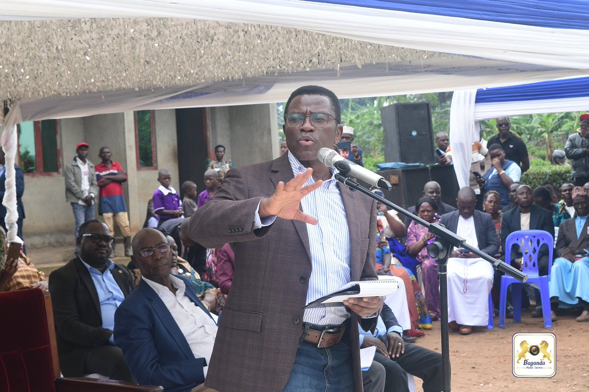 BugandaKingdom_'s tweet image. Mu kwogera kwe e Ddiikwe mu nnimiro ya Kimuli, Katikkiro yebazizza omulimi ono olw'obunyiikivu, era n'asaba banna kyaggwe okutwala ekifaananyi ekyo era agamba nti nga baagala okugoba obwavu balina kukola era nga emmwanyi lye kkubo erisoboka.
Asabye banna kyaggwe okukozesa…