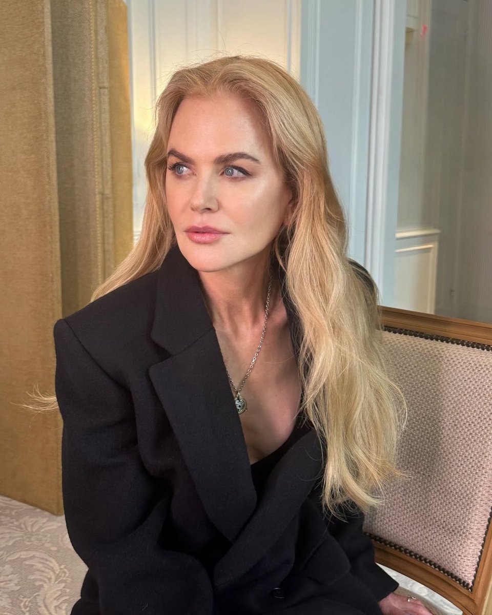 nkidmanbr's tweet image. Nicole Kidman nos bastidores da campanha de Inverno/25 da marca Balenciaga.
📸 Sam McKnight
