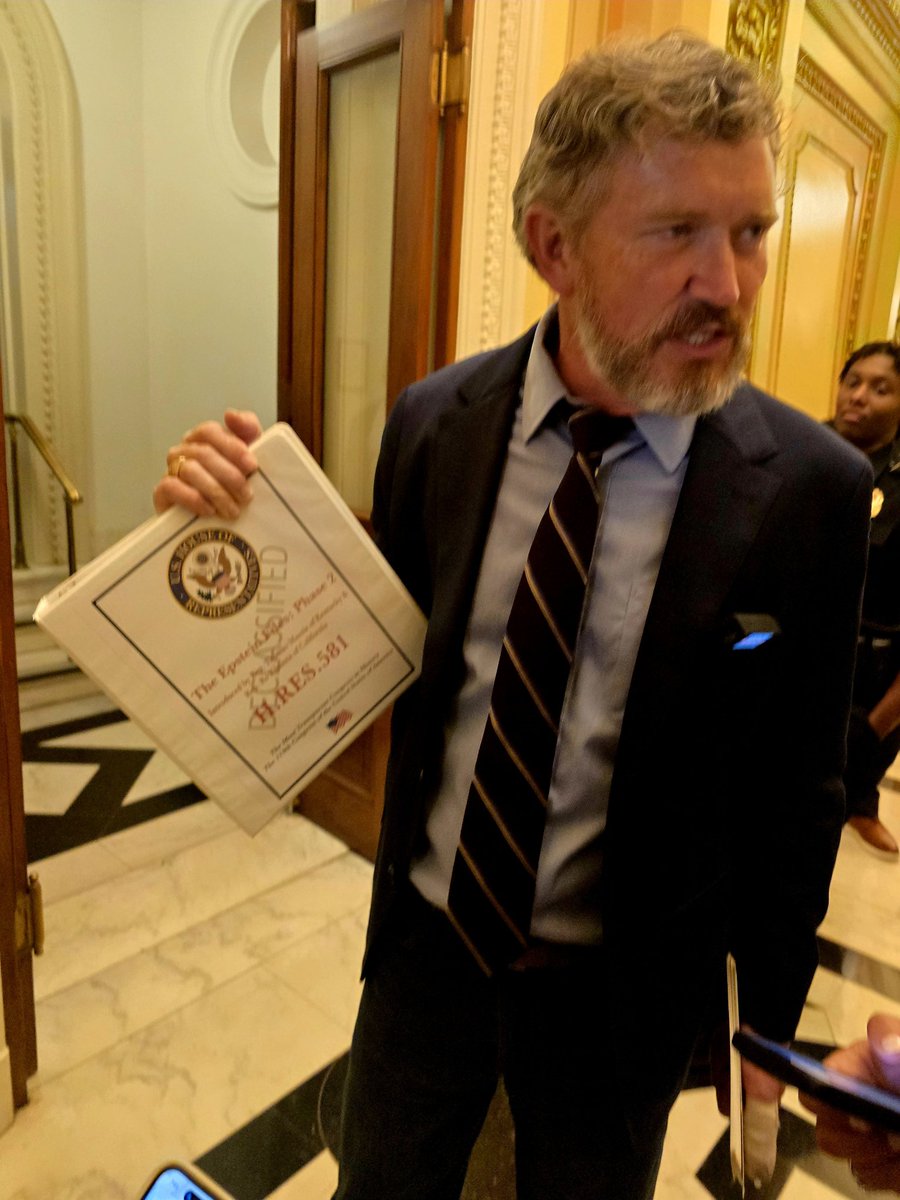 smalls2672's tweet image. Thomas Massie wants the Epstein files released. Donald trump wants Thomas Massie gone.