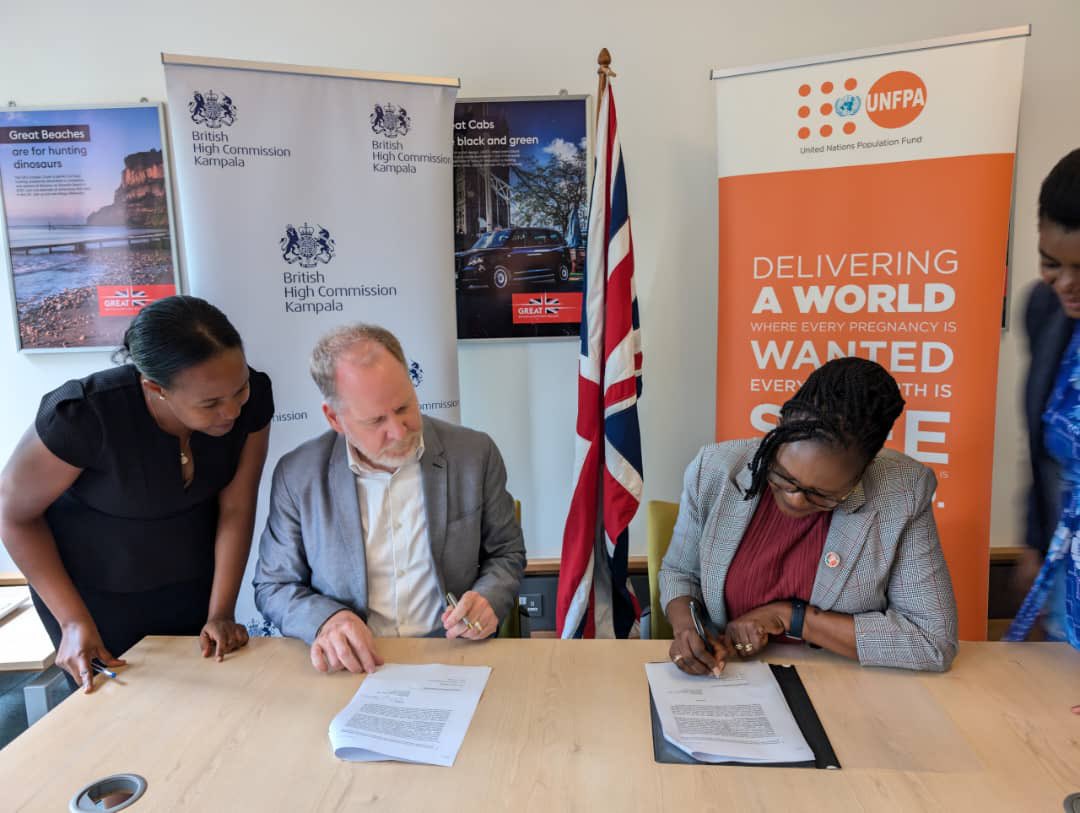 UNFPAUganda's tweet image. We’re thrilled to announce that @UKinUganda and @UNFPAUganda have signed a strategic partnership to launch the “Empowering Women for Better Reproductive Health Outcomes” (EMPOWER) programme! This catalytic initiative will boost family planning access in Kampala, Mukono &amp; Wakiso.