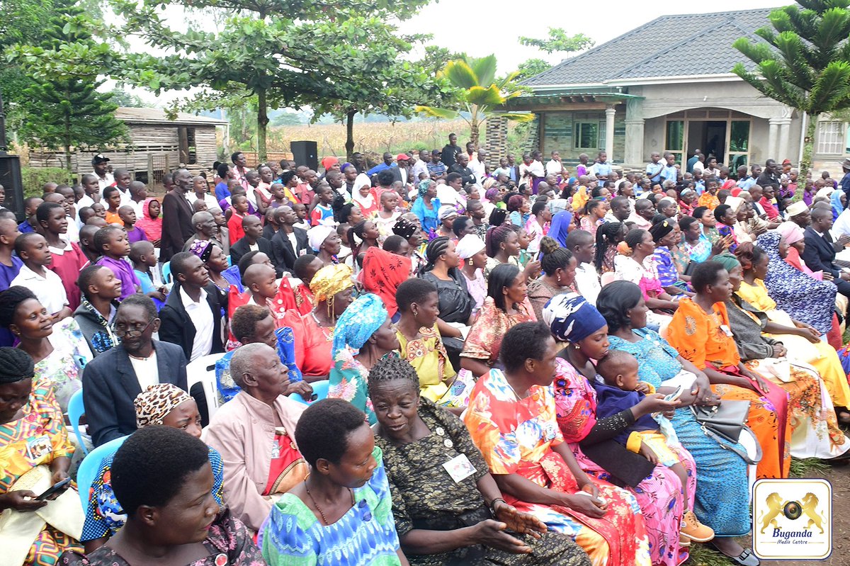 BugandaKingdom_'s tweet image. Mu kwogera kwe e Ddiikwe mu nnimiro ya Kimuli, Katikkiro yebazizza omulimi ono olw'obunyiikivu, era n'asaba banna kyaggwe okutwala ekifaananyi ekyo era agamba nti nga baagala okugoba obwavu balina kukola era nga emmwanyi lye kkubo erisoboka.
Asabye banna kyaggwe okukozesa…