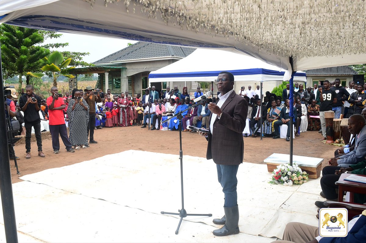 BugandaKingdom_'s tweet image. Mu kwogera kwe e Ddiikwe mu nnimiro ya Kimuli, Katikkiro yebazizza omulimi ono olw'obunyiikivu, era n'asaba banna kyaggwe okutwala ekifaananyi ekyo era agamba nti nga baagala okugoba obwavu balina kukola era nga emmwanyi lye kkubo erisoboka.
Asabye banna kyaggwe okukozesa…