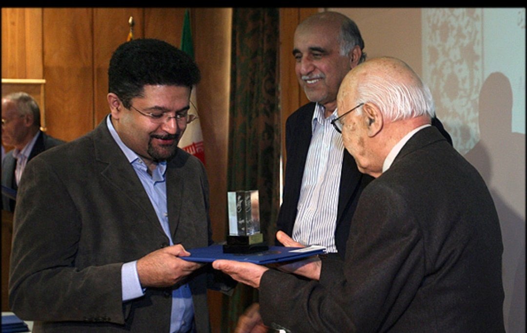 amirr_dsn's tweet image. .
این طنز تلخ روزگار است که یکی مجرب ترین متخصصان گوارش و کبد کشور به علت سرطان کبد از دنیا می رود. دکتر سید علیرضا تقوی علاوه بر علم و دانش کم نظیرش انسانی شریف و وارسته بود. روحش شاد که فقدانش مصداق بارز این بیت از رودکی است که:
از شمار دو چشم یک تن کم
وز شمار خرد هزاران بیش