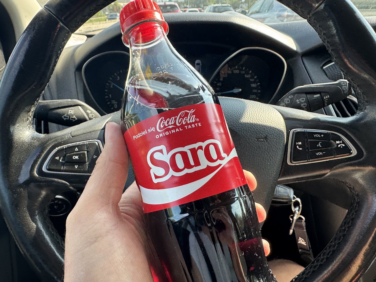 FutbolnietyPL's tweet image. Ale że Coca Cola promuje na butelkach gwarę lubelską. 🥰 Trzeba poszukać jeszcze &quot;CIAPY&quot; i &quot;BREJDAK&quot;. 🥳