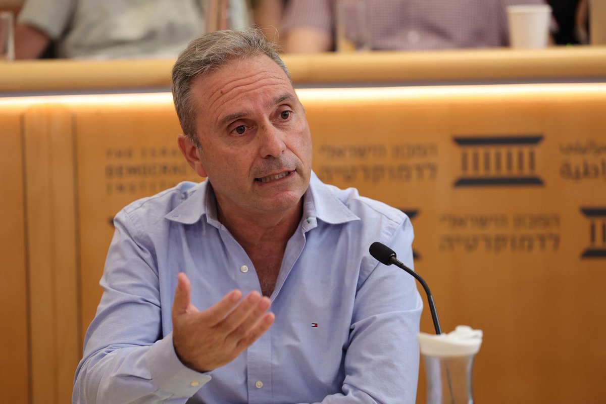 DemocracyIL's tweet image. תנ"צ (בדימוס) יגאל חדד לשעבר סגן ראש אגף התיכנון במשטרת ישראל; חוקר אורח בתחום פשיעה חמורה במכון הישראלי לדמוקרטיה @igalhadad בכנס #זמןהכרעה:
"כשאתה מטפח תודעת לוחם בשוטר, השוטר מטפח תודעה שהאזרח הוא אויב. האתוס הזה של התרבות שלנו שכל דבר כדי לייצר לו חשיבות של משמעות אז הוא…