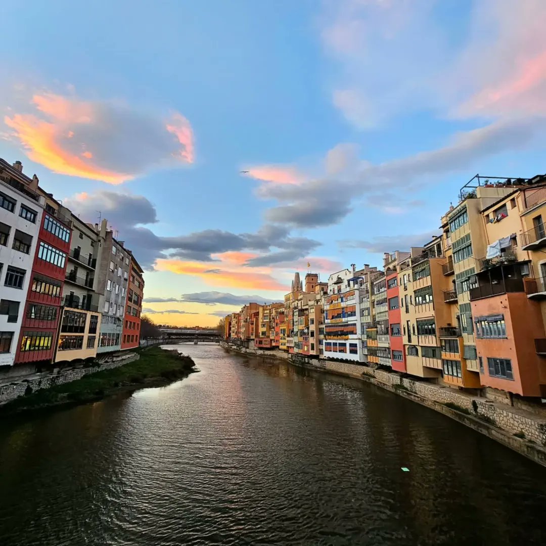 🌆 Capvespres de juliol admirant aquesta bonica postal de les cases de l'Onyar de #Girona!

🧡 Posa 👍🏼 si a tu també t'enamora aquesta icònica imatge de la ciutat de Girona! Bon dimarts! 😊

📸 rosa_maria_roses (IG)

#turismegirones