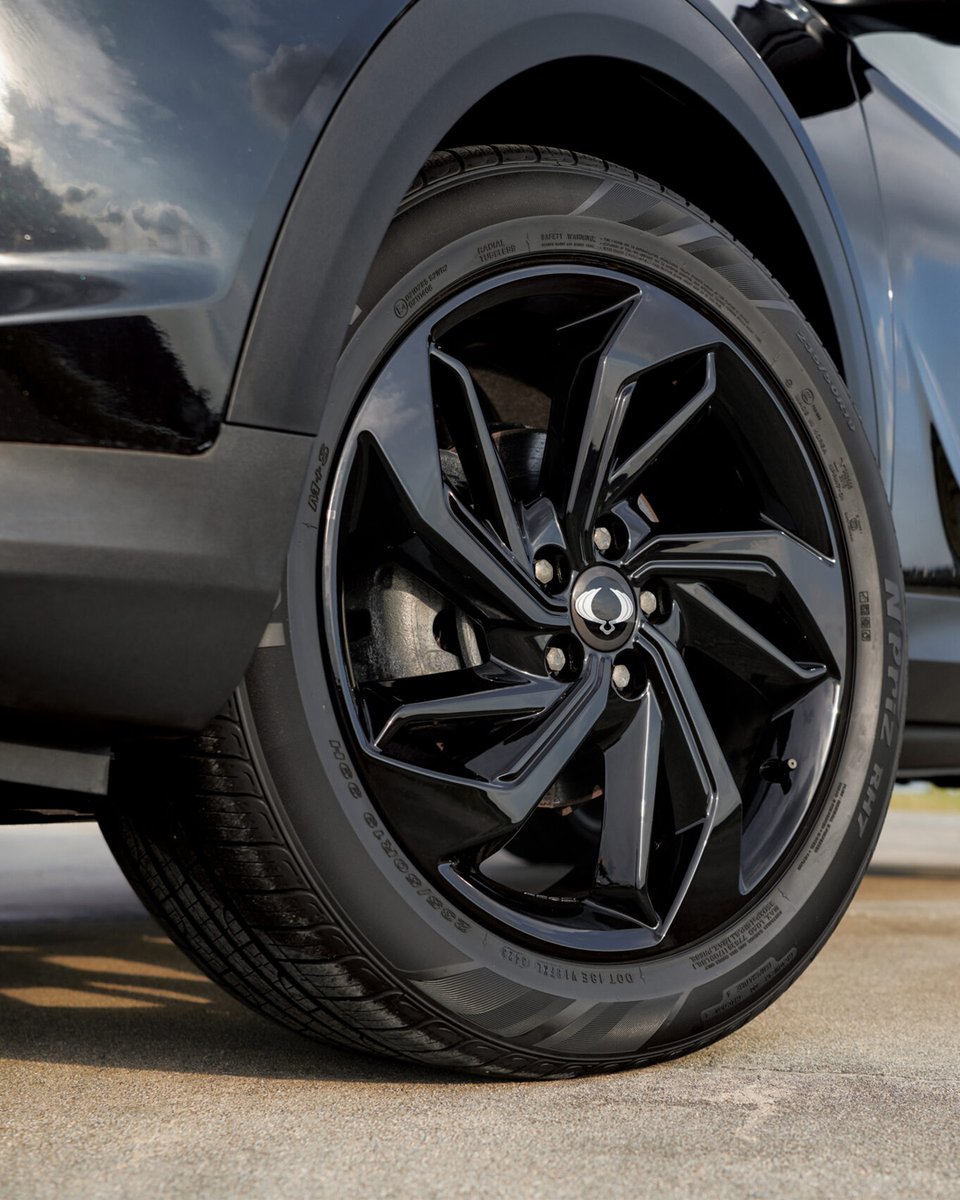 El #Korando tiene un traje negro que le sienta de maravilla. 
🖤El Black Pack Edition eleva su diseño con una estética más deportiva y sofisticada: parrilla, retrovisores, y barras de techo en negro brillante.
¿Te pasas al negroKorando?
#KGM #Crossover #Blackedition #tegusta