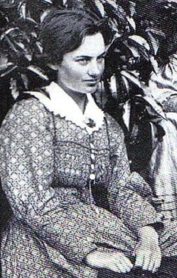 As I passed through Rumelia, I’d ask: “What are you?”
Catholic, one replied.
Protestant, another.
In Bulgaria: “Orthodox.”
In Yugoslavia: “Protestant,” “Orthodox.”
But in Albania I asked: “What are you?”
 “Albanians,” they answered clearly.
Finally, I was free. - Edith Durham🇦🇱🇦🇱