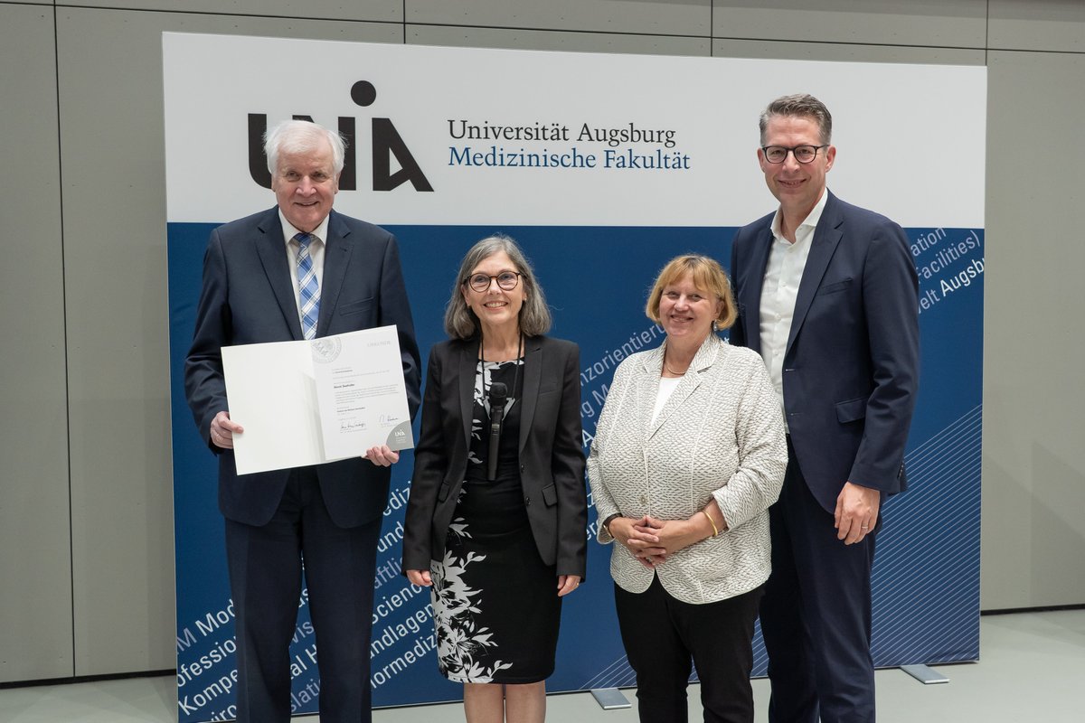 StMWK_Bayern's tweet image. Ehrendoktorwürde für Horst Seehofer! 👏 Die Medizinische Fakultät der Universität #Augsburg verlieh dem Ministerpräsidenten a.D. diese Auszeichnung für seine Verdienste um die #Universitätsmedizin in Augsburg.