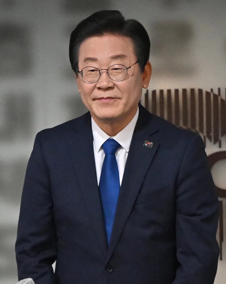 NadeebQa's tweet image. 🇰🇷🇶🇦| سموّ الأمير @TamimBinHamad يتلقى اتصالًا من فخامة الرئيس لي جاي ميونغ رئيس جمهورية #كوريا
جرى خلال الاتصال استعراض علاقات التعاون الثنائية بين البلدين وسبل دعمها وتعزيزها إضافة إلى مناقشة أبرز المستجدات الإقليمية والدولية ذات الاهتمام المشترك
#نديب_قطر | #قطر 🇶🇦