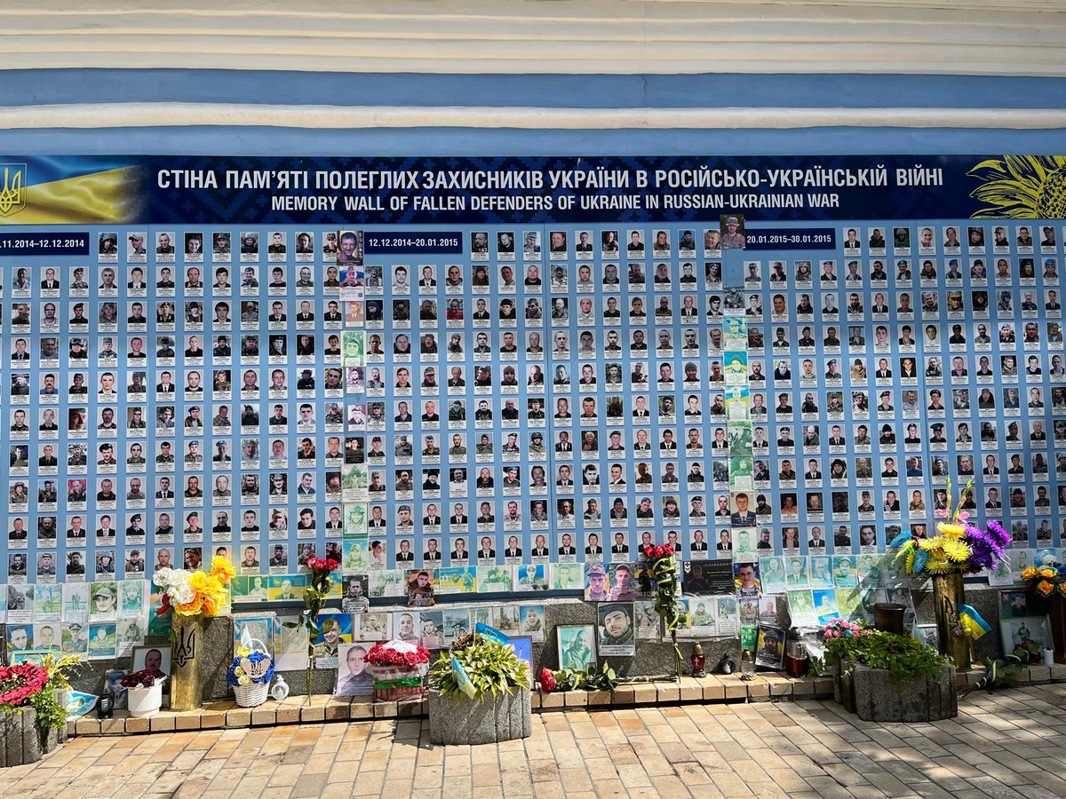 🇺🇦🕊️A #Kiev per discutere il contributo del Consiglio d'Europa per una pace giusta e sicura. Ieri visita al Memoriale delle migliaia di caduti e ai quartieri bombardati nella notte, compreso un asilo. Colloqui con il Presidente del Parlamento, il Vicepresidente del Consiglio e i