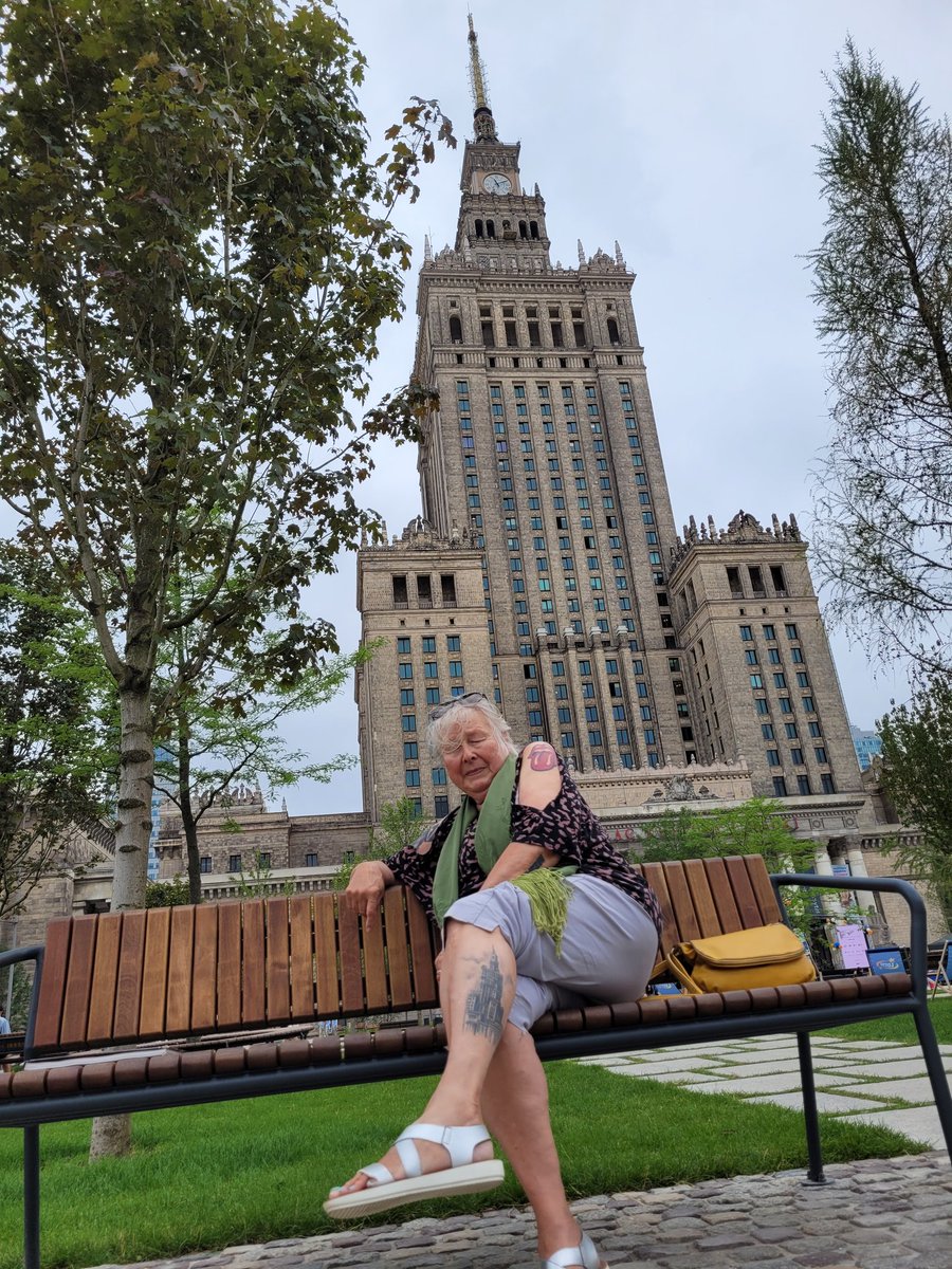 70. urodziny Pałacu Kultury spędzamy z Aleksandrą Fafius, która wytatuowała sobie PKiN na łydce, a jęzor Stonesów na ramieniu. Gdy miała 16 lat, była na ich koncercie w Kongresowej. Tu pokazuje też swoje zdjęcie z tamtego okresu
#RollingStones #PałacKultury
<a href="/RMF24pl/">Fakty RMF FM</a> <a href="/Radio_RMF24/">Radio RMF24</a>