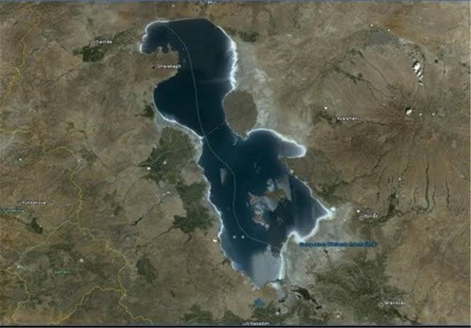 hesamorouji's tweet image. فرجام ما همچون دریاچهی ارومیه خواهد بود.
هیچ معجزهای در کار نیست.
ذره ذره به کام مرگ و نیستی فرو میرویم اگر سکوت کنیم.
آنها که آگاهند مسئولیتشان صدچندان است.
اگر از این فرصت تاریخی و وجود شاهزاده بهرمند نگردیم ایران زنده نخواهد ماند.
#شعارهای_شبانه