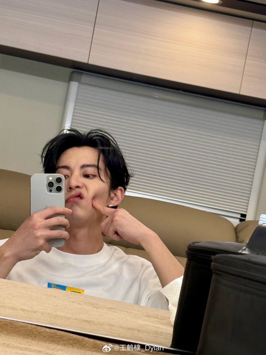 WangHediFolder's tweet image. 250722 #DylanWang posts on weibo after his studio dropped a teaser poll about his "assignment" yesterday:
"The assignment: don’t get it, but I’ll do it anyway 😎"
#王鶴棣 #WangHedi #王鹤棣