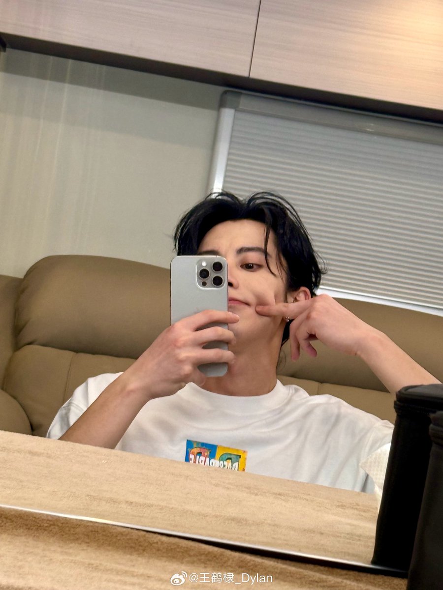 WangHediFolder's tweet image. 250722 #DylanWang posts on weibo after his studio dropped a teaser poll about his "assignment" yesterday:
"The assignment: don’t get it, but I’ll do it anyway 😎"
#王鶴棣 #WangHedi #王鹤棣