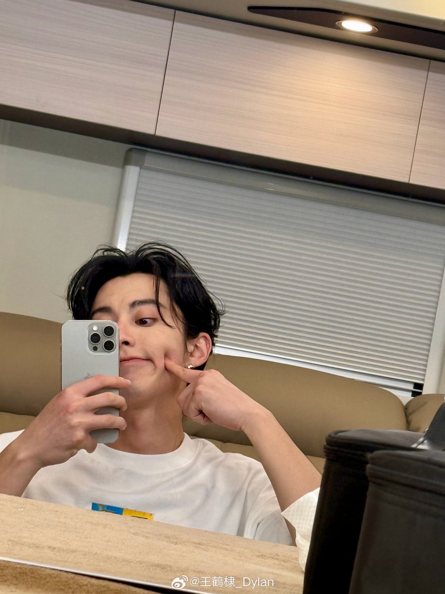 WangHediFolder's tweet image. 250722 #DylanWang posts on weibo after his studio dropped a teaser poll about his "assignment" yesterday:
"The assignment: don’t get it, but I’ll do it anyway 😎"
#王鶴棣 #WangHedi #王鹤棣