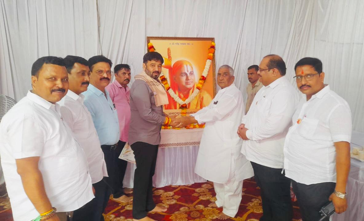 जगद्गुरू रामानंदाचार्य श्री स्वामी नरेंद्राचार्यजी महाराज – दक्षिणपीठ, नाणिजधाम यांचे महालक्ष्मी लॉन्स येथे दर्शन घेऊन आशिर्वाद घेतले.श्रद्धेची शक्ती देणाऱ्या नरेंद्राचार्य महाराजांना भेटल्यानंतर निश्चितपणे एक नवी उर्जा आणि उत्साह मिळाला.
