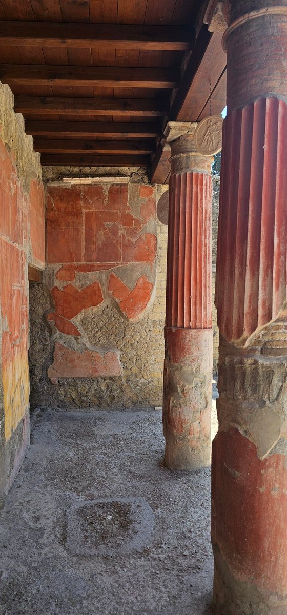 futureport82's tweet image. Pompeii: kinda mediocre.
Herculaneum: kinda better in every way.