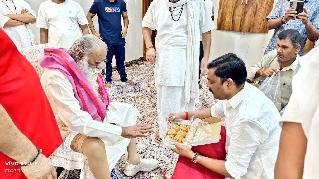 मेरा आपकी कृपा से प्रभु सब काम हो रहा है।🙏🙏

आज भगवान स्वरूप परम पूजनीय गुरूदेव श्री अड़गड़ानंद जी महाराज के दर्शन कर आशीर्वाद प्राप्त करने का सौभाग्य प्राप्त हुआ।

एवं मेरे नए वाहन में गुरूदेव के चरण कमल पड़े, यह वास्तविकता में बहुत ही सुखद अनुभव है।