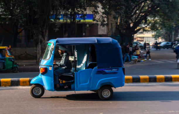 IFSSmartFreight's tweet photo. Last-mile fleets in India spearhead electrification of 2 and 3-wheeled vehicles (instead of cars). The benefits of #efleets are both environmental &amp; economic as an ebike is 25% cheaper than its diesel counterpart &amp; creates less emissions. #lastmiledelivery https://t.co/MnGCsuGSpG https://t.co/Wl3ZfEXojd