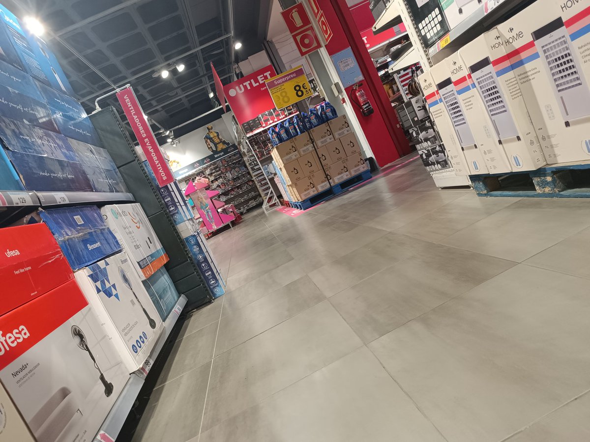 TeiximRepublica's tweet image. Jo sola al departament. Tot vuit. He estat 15 minuts buscant algú que m&apos; atengués!
Després he recordat perquè odio les grans superficies