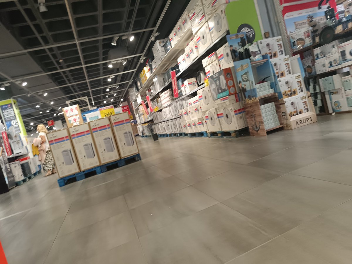 TeiximRepublica's tweet image. Jo sola al departament. Tot vuit. He estat 15 minuts buscant algú que m&apos; atengués!
Després he recordat perquè odio les grans superficies