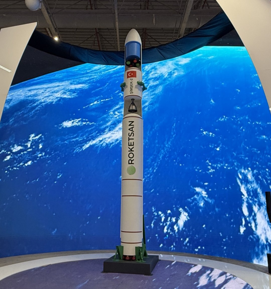 Defence_Index's tweet image. 🚀🇹🇷 Turkish defense giant ROKETSAN has just unveiled the Şimşek-2 satellite launch rocket.
It’s designed to carry satellites weighing up to 1,500 kg into a 700 km sun-synchronous orbit.
Türkiye is no longer just watching the space race — it’s entering it.
A new player has…