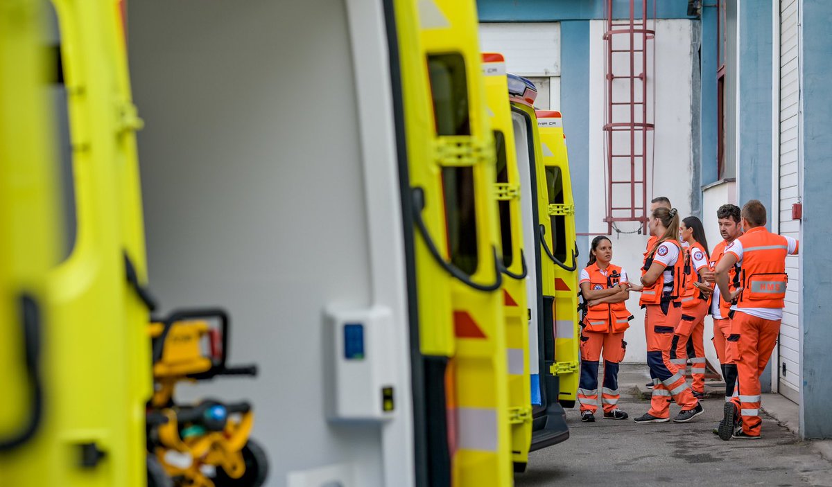 AStricak's tweet photo. Uručeno pet novih vozila Nastavnom zavodu za hitnu medicinu Varaždinske županije 🚑 ➡️ sustavno ulažemo u vozni park kako bi se osigurala brza, sigurna i kvalitetna skrb za svakog pacijenta

➡️➡️ https://t.co/GSbVkQMbpO https://t.co/vrty2EFp7C