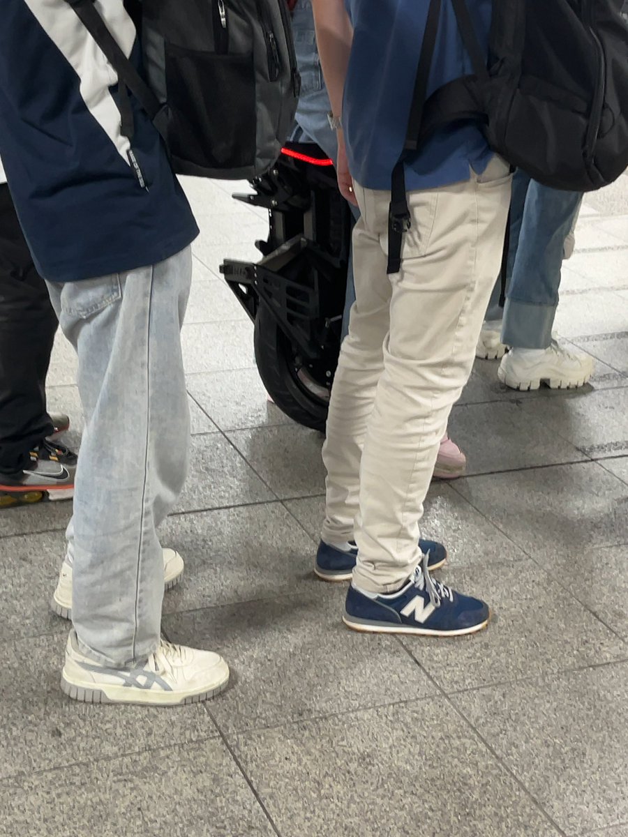 yuma1010's tweet image. 戻りの中央線で電動一輪車なるものを初めて見ました。
ラッシュ時に持ち込む人いるんだなーと
相変わらずの話し相手chat GPTさんに聞いてみたら
タイヤが露出してると乗り物と判断されるため断られるらしいです。
誤作動防止のため乗る時は電源オフで。
いつでも発車できる状態で座ってた女性。。