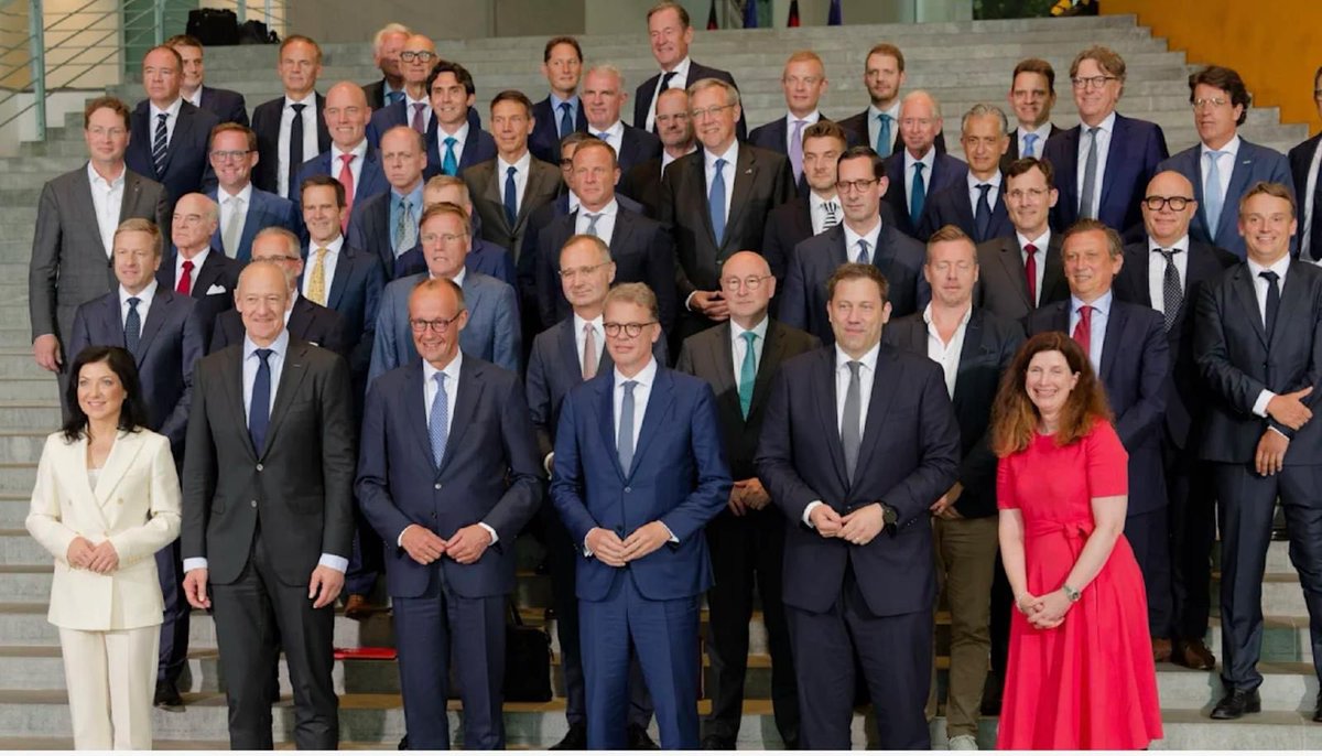 derJamesJackson's tweet image. The photo of the German government’s meeting with business leaders