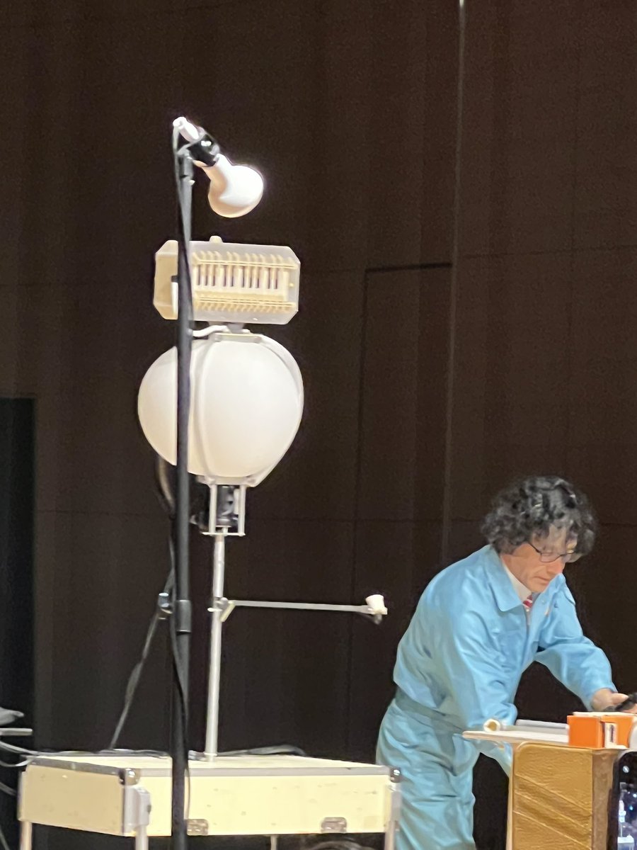 ebbichi's tweet image. 終演したんだが、社長一人の撤収作業もパフォーマンスなのでみんなめっちゃ見てる。
そして流石本職？手際がいい。
#明和電機
#UMEツアー2025